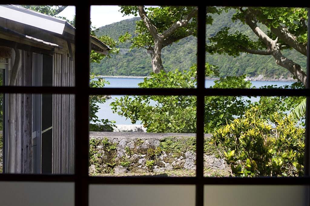 加計呂麻島「リリーの家」　窓からの眺め